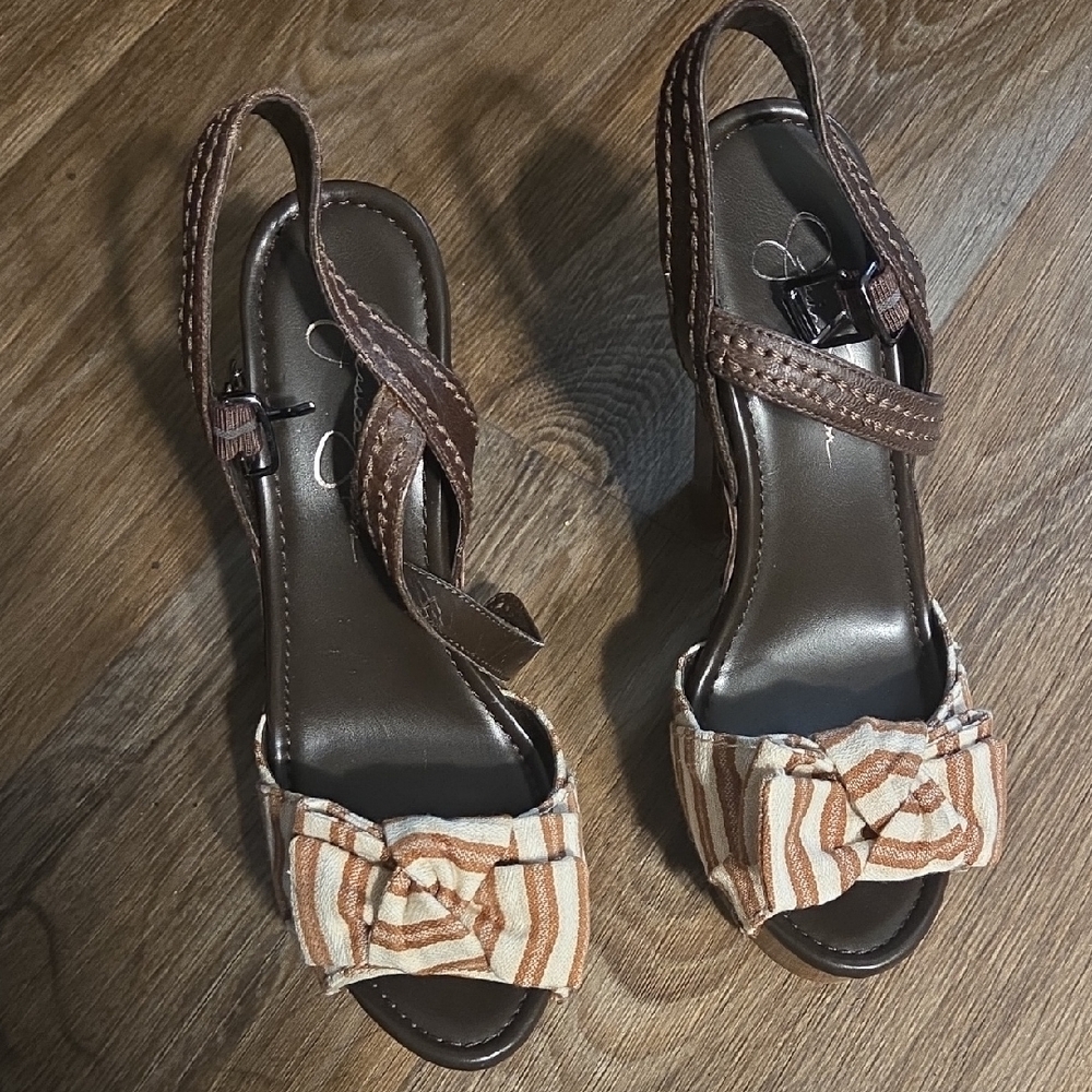 Chic Brown Strappy Sandals with Bow Accent